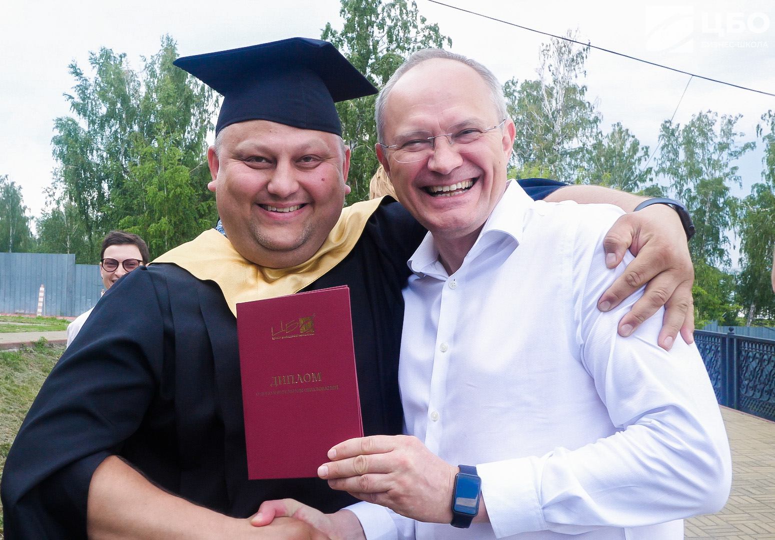 people-with-diplom-on-graduation