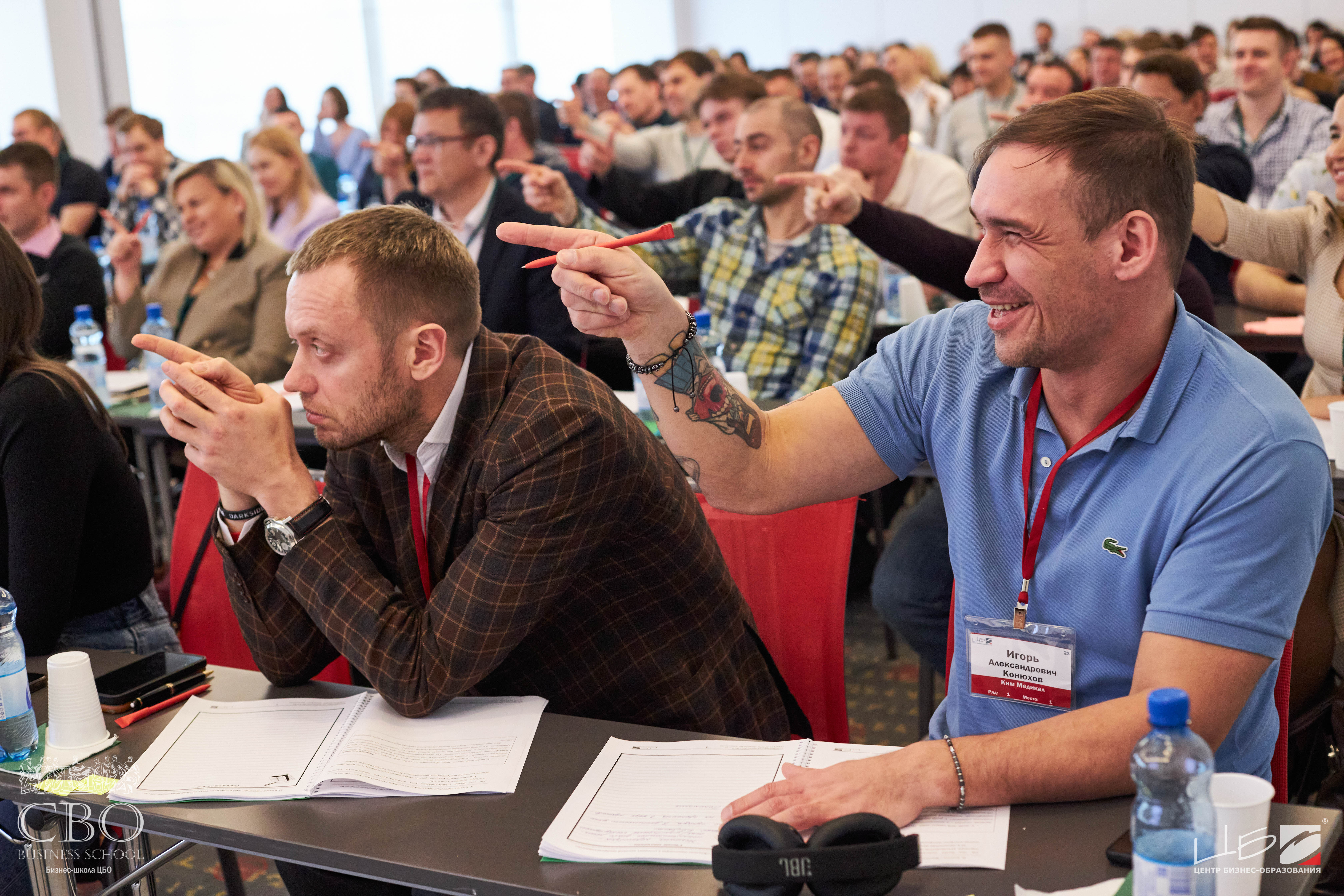 Программа MBA Бизнес-школа ЦБО Студенты указывают на доску во время лекции