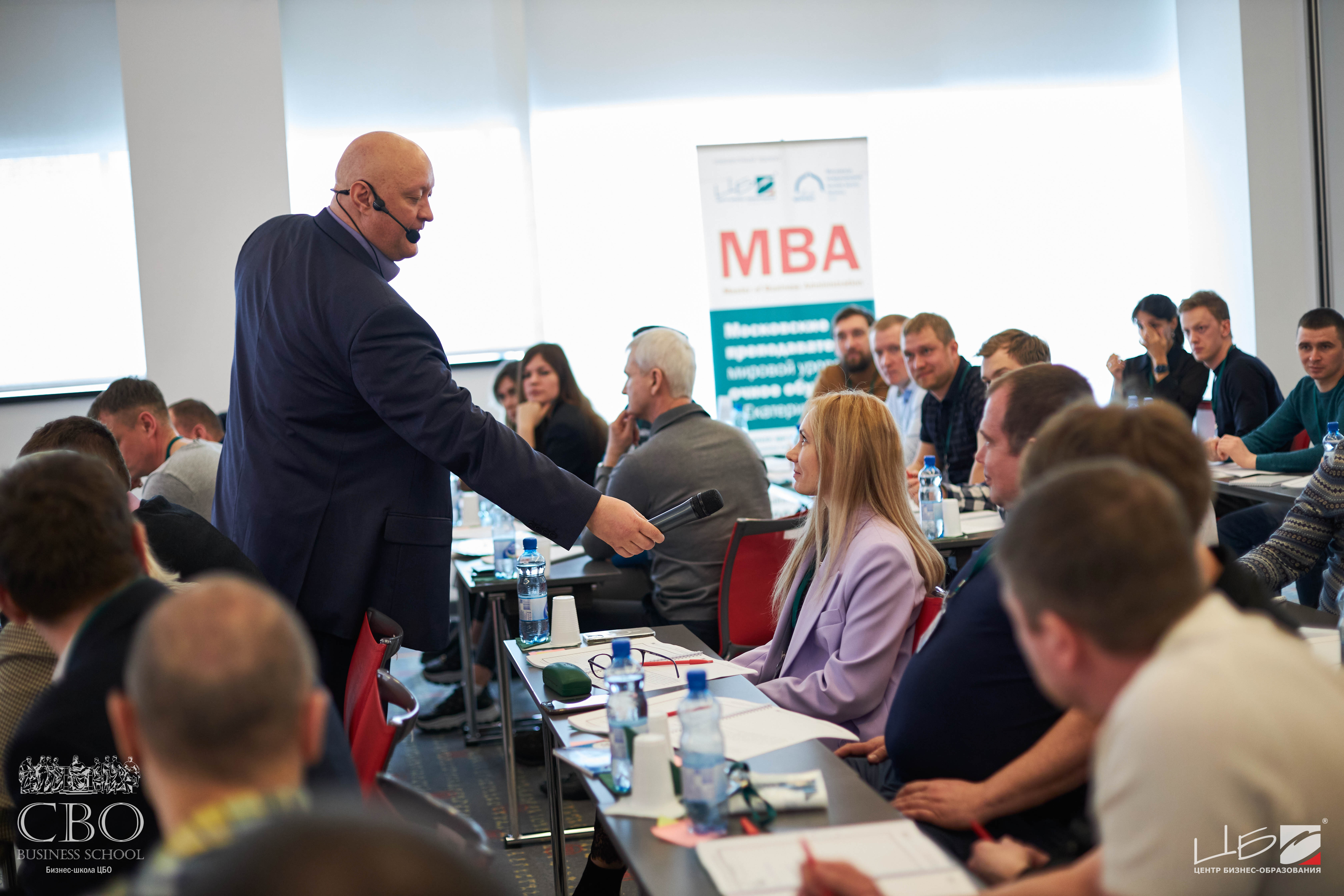 speaker-communicates-with-the-audience