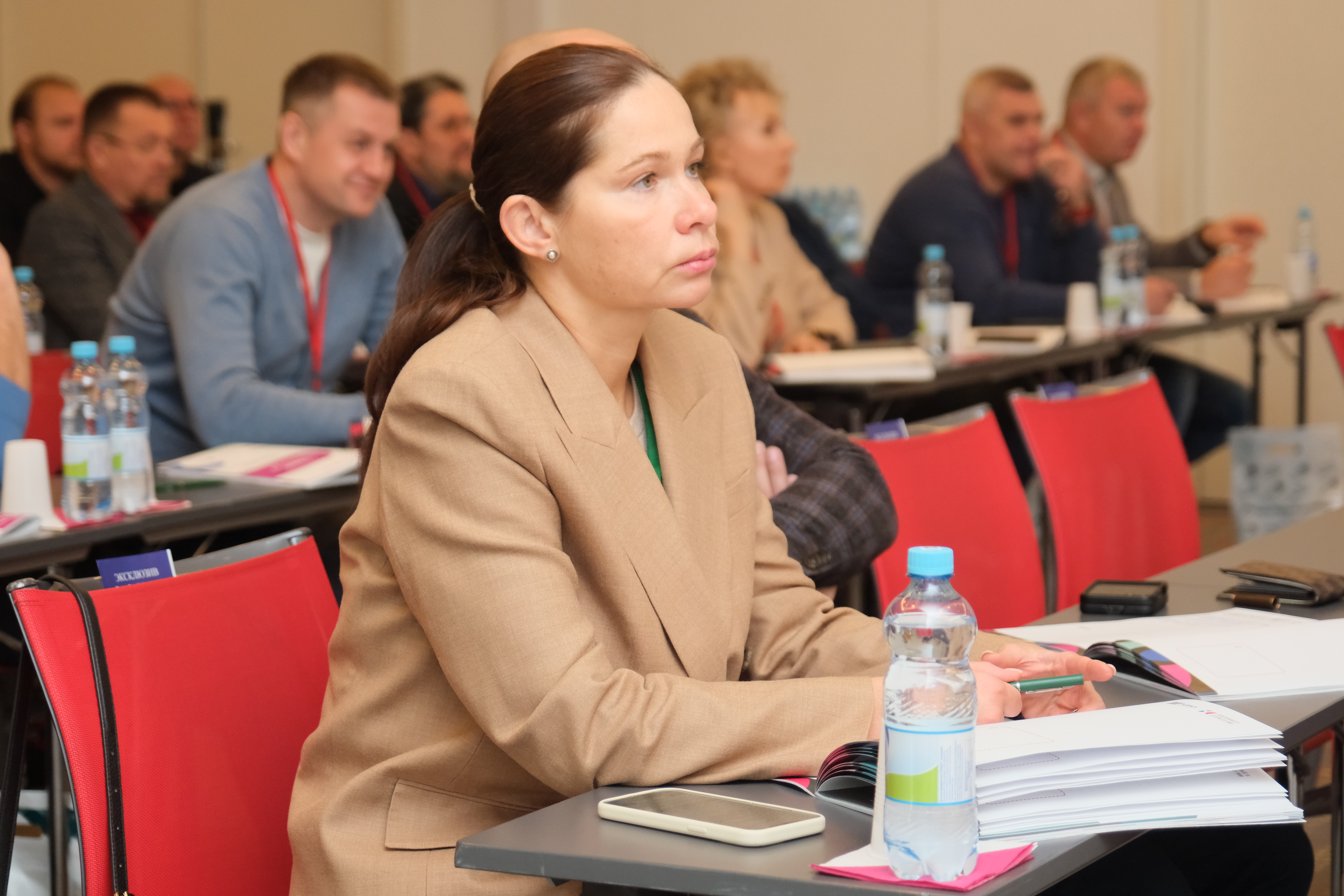 Программа MBA Бизнес-школа ЦБО  Девушка слушает преподавателя и ведет конспект лекции