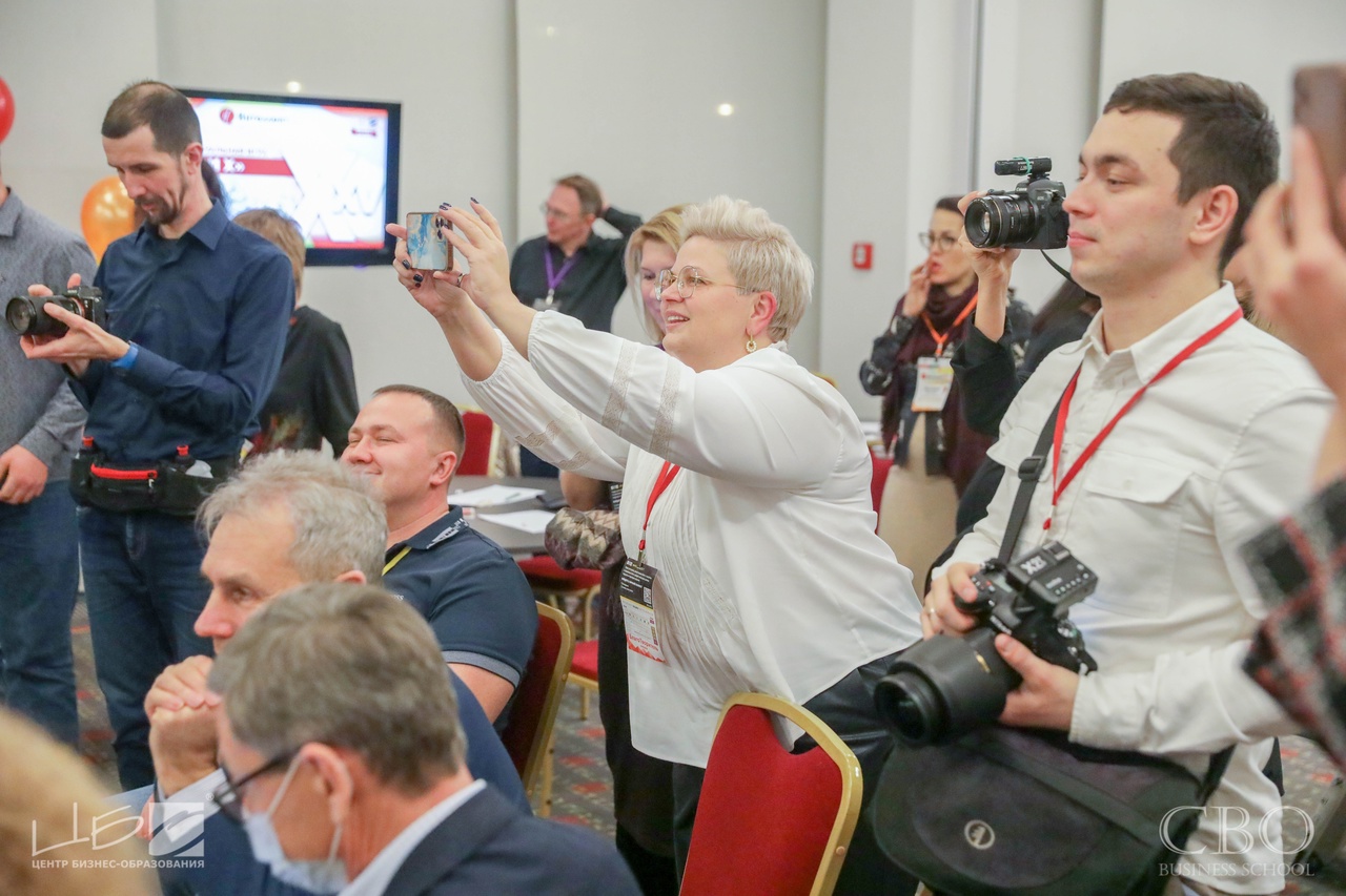 Программа MBA Бизнес-школа ЦБО Девушка фотографирует презентацию по лекции