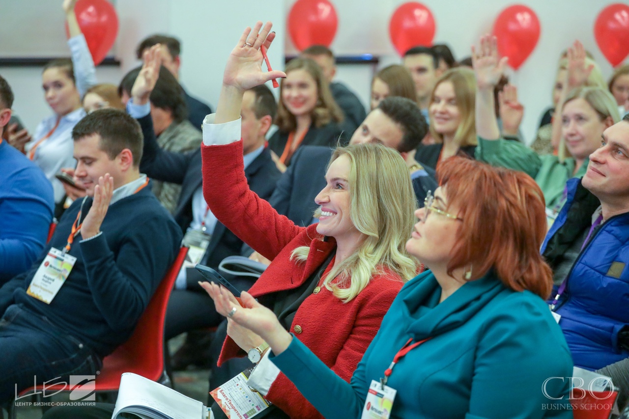 Программа MBA Бизнес-школа ЦБО Студенты подняли руки для ответа на вопрос преподавателя